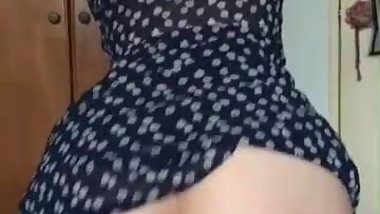 Bontot cantik duduk atas batang