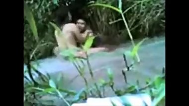 Nag Kantotan Sa May ilog