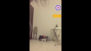 Tiny asian teen twrking her ass