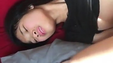 Petite salope asiatique se prend une bonne queue