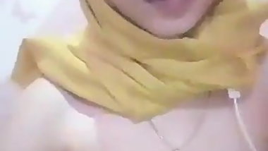 Awek dalam tandas sambil vc dgn abang