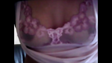 Kanya revient pour flasher ses seins
